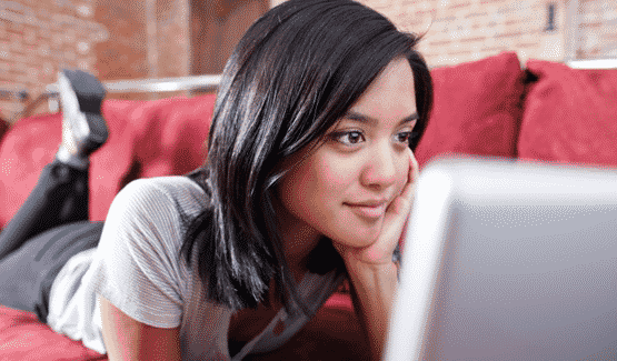 filipina-girl-in-front-of-a-computer